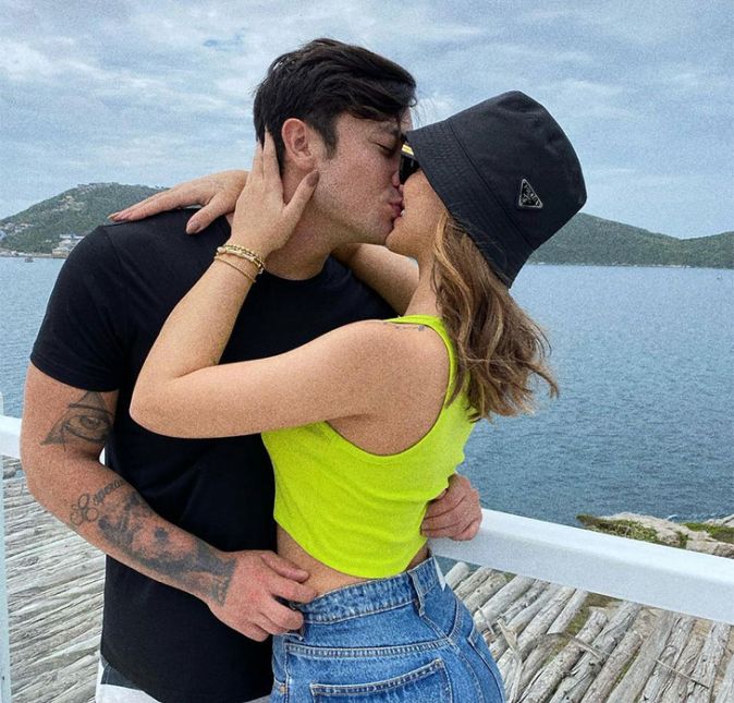 E o namoro de Rafa Kalimann e Daniel Caon que terminou em julho de 2021 também foi alvo de polêmicas. Na internet, diversos usuários afirmaram que Caon foi machista em um vídeo onde comparava a beleza da namorada toda produzida e, posteriormente, com um look mais à vontade, sem muita maquiagem. Rafa, então, saiu em defesa do amado: Não me senti desrespeitada, eu me sinto bem de ambas as formas e todos que me conhecem sabem. O vídeo pode ser interpretado diferente por você, mas isso não quer dizer que seja a verdade absoluta. Foi um brincadeira, brinquem às vezes e parem de tanto mimimi por nada. Eu jamais postaria algo que me sentisse ofendida, uma brincadeira no tiktok, que eu inclusive fiz com todas as pessoas aqui de casa (inclusive homem). Não teve machismo, esse movimento é muito sério, tem que ser levado a sério. E o namoro de Rafa Kalimann e Daniel Caon que terminou em julho de 2021 também foi alvo de polêmicas. Na internet, diversos usuários afirmaram que Caon foi machista em um vídeo onde comparava a beleza da namorada toda produzida e, posteriormente, com um look mais à vontade, sem muita maquiagem. Rafa, então, saiu em defesa do amado: Não me senti desrespeitada, eu me sinto bem de ambas as formas e todos que me conhecem sabem. O vídeo pode ser interpretado diferente por você, mas isso não quer dizer que seja a verdade absoluta. Foi um brincadeira, brinquem às vezes e parem de tanto mimimi por nada. Eu jamais postaria algo que me sentisse ofendida, uma brincadeira no tiktok, que eu inclusive fiz com todas as pessoas aqui de casa (inclusive homem). Não teve machismo, esse movimento é muito sério, tem que ser levado a sério.