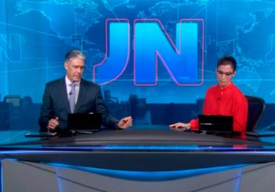 Reação de Renata Vasconcellos com problema técnico no <i>Jornal Nacional</i> diverte internautas: <i>Alô, técnica?</i>