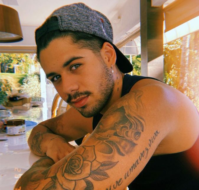 Zé Felipe gerou revolta na web após postar um vídeo zoando uma funcionária. O vídeo foi compartilhado no perfil do cantor no TikTok no final de setembro de 2020 e logo viralizou nas redes sociais. Na ocasião, Zé Felipe filma sua empregada doméstica dublando uma fala da cantora Jojo Todynho, em que ela diz: - Eu sou gorda, eu estou com fome. Na sessão dos comentários, muita gente não curtiu a atitude do sertanejo. Desnecessário, dá para ver que ela não está gostando, apontou uma internauta. Muito sem graça, disse outro. A noção passou longe, afirmou um terceiro.