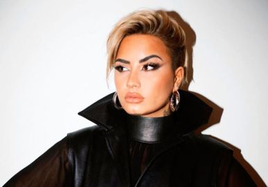 Demi Lovato radicaliza no visual e aparece de cabelo curtinho e platinado