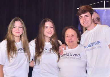 Em coletiva de imprensa, mãe de Gugu fala sobre doação de órgãos do filho: <i>- Estaria muito arrependida se não tivesse permitido</i>