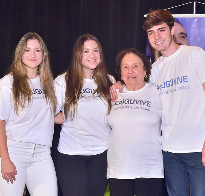 Em coletiva de imprensa, mãe de Gugu fala sobre doação de órgãos do filho: <i>- Estaria muito arrependida se não tivesse permitido</i>