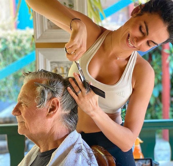 Certa vez, o ator compartilhou um clique fofíssimo da esposa cortando o cabelo do sogro e escreveu: Tempos difíceis, mas também tempos de novas práticas de amor. Em resposta, Fronckowiak comentou: Meu sogro, corajoso e gato. Certa vez, o ator compartilhou um clique fofíssimo da esposa cortando o cabelo do sogro e escreveu: Tempos difíceis, mas também tempos de novas práticas de amor. Em resposta, Fronckowiak comentou: Meu sogro, corajoso e gato.