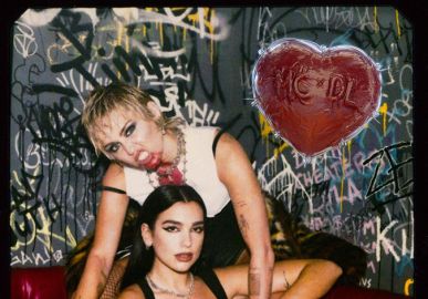 Miley Cyrus protagoniza cenas quentes com sangue falso ao lado de Dua Lipa e manda recado aos ex-namorados: <i>Comam m***a</i>; assista!