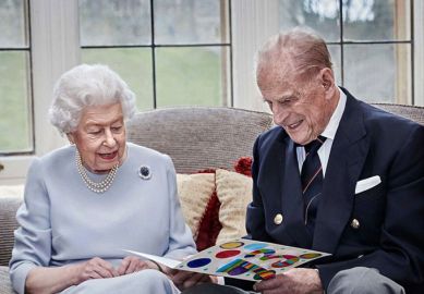 Rainha Elizabeth II e príncipe Philip posam juntos para celebrar 73 anos de casados e ganham presentes dos bisnetos!