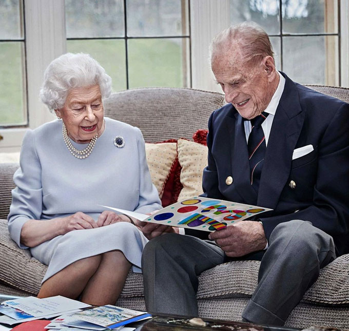 Rainha Elizabeth II e príncipe Philip posam juntos para celebrar 73 anos de casados e ganham presentes dos bisnetos!