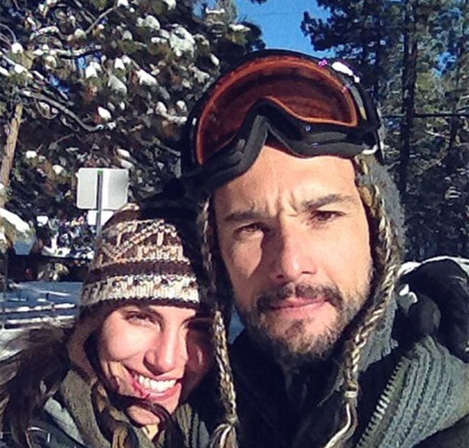 Em 2020, para comemorar o aniversário de Santoro, Fronckowiak publicou outra foto ao lado do maridão e fez uma declaração de arrepiar! Quanto eu te conheci eu ainda não sabia exatamente o era o amor. Esse tipo de amor, que a gente decidie sentir, mas depois que sente, decide com toda a nossa força, manter. A gente foi se enamorando vagarosamente, deu tempo de criar raízes profundas pela terra de nós dois. O rio sempre lubrificando nossas curvas, nos convidando a fluir. Quando vimos já estávamos. Suspensos. Dizendo eu te amo enquando estouravam os fogos no céu. Era ano novo. Ano novo para o nosso amor. Vida nova para a gente. Há oito fogos no céu eu te celebro. E tenho aprendido a amar vocês na sua completude. Suas qualidades, seus defeitos, minhas qualidades e defeitos refletidos em você. Hoje, mais do que nunca, nossas mãos dadas se entrelaçam. Quase que não dá mais para saber onde acaba a mão de quem. Mas elas seguem lá, separadas, misturadas, comprometidas em ser o apoio um do outro, o aplauso, a mão seca a lágrima para tentar tirar a dor, a mão que evita o tombo ou que ajuda a levantar do chão. Que os anos se multipliquem mais e mais. E que a gente continue se devorando, no sentido mais profundo da palavra, porque o amor é a fome mais latente de todas. Te amo tanto!, escreveu a atriz. Em 2020, para comemorar o aniversário de Santoro, Fronckowiak publicou outra foto ao lado do maridão e fez uma declaração de arrepiar! Quanto eu te conheci eu ainda não sabia exatamente o era o amor. Esse tipo de amor, que a gente decidie sentir, mas depois que sente, decide com toda a nossa força, manter. A gente foi se enamorando vagarosamente, deu tempo de criar raízes profundas pela terra de nós dois. O rio sempre lubrificando nossas curvas, nos convidando a fluir. Quando vimos já estávamos. Suspensos. Dizendo eu te amo enquando estouravam os fogos no céu. Era ano novo. Ano novo para o nosso amor. Vida nova para a gente. Há oito fogos no céu eu te celebro. E tenho aprendido a amar vocês na sua completude. Suas qualidades, seus defeitos, minhas qualidades e defeitos refletidos em você. Hoje, mais do que nunca, nossas mãos dadas se entrelaçam. Quase que não dá mais para saber onde acaba a mão de quem. Mas elas seguem lá, separadas, misturadas, comprometidas em ser o apoio um do outro, o aplauso, a mão seca a lágrima para tentar tirar a dor, a mão que evita o tombo ou que ajuda a levantar do chão. Que os anos se multipliquem mais e mais. E que a gente continue se devorando, no sentido mais profundo da palavra, porque o amor é a fome mais latente de todas. Te amo tanto!, escreveu a atriz.