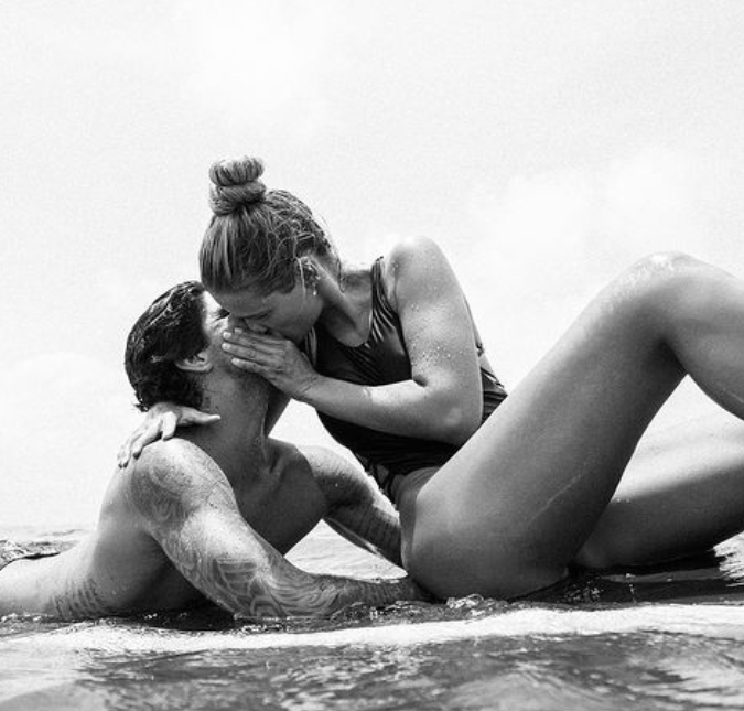 Yasmin Brunet compartilha foto ao lado de Gabriel Medina e ele se declara: <I>Minha sereia</i>