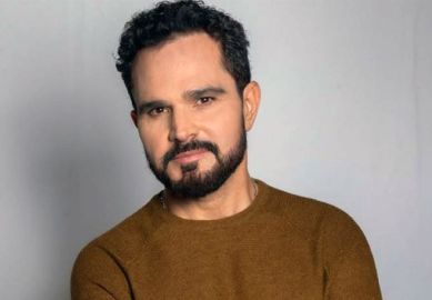 Isolado, Luciano Camargo come marmita feita pela esposa e declara: <i>- Estou super bem</i>