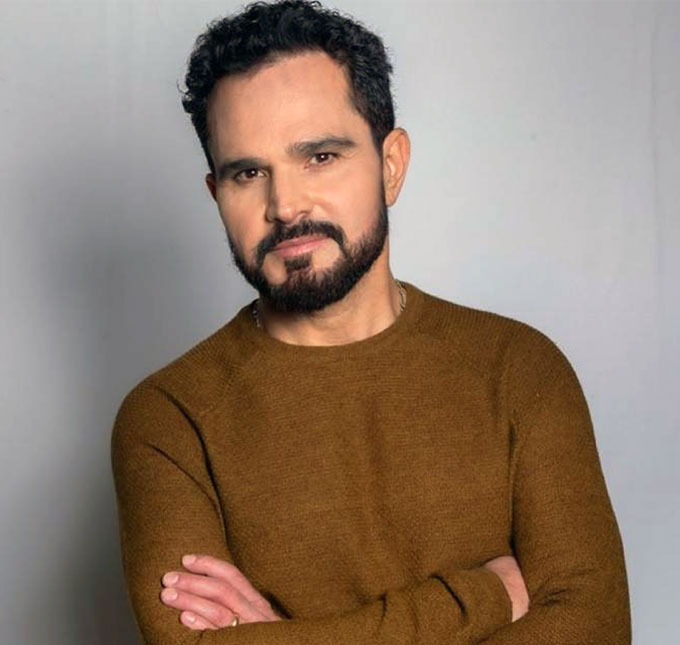 Isolado, Luciano Camargo come marmita feita pela esposa e declara: <i>- Estou super bem</i>