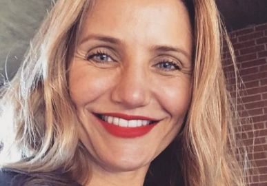 Cameron Diaz surpreende ao revelar que alimenta a filha de 11 meses de idade com alho, medula óssea e fígado: <i>- Ela adora</i>