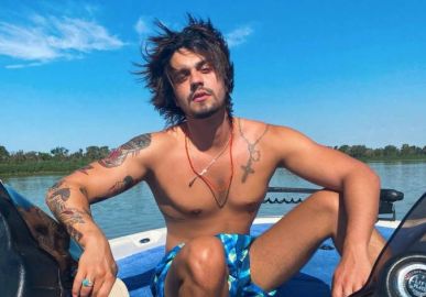 Luan Santana posa sem camisa e fãs capricham nas cantadas: <i>Você fala português ou miau?</i>