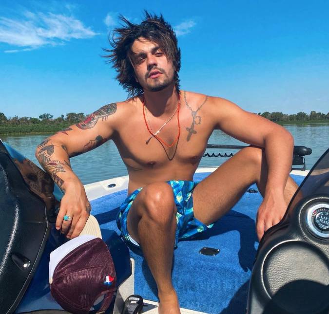 Luan Santana posa sem camisa e fãs capricham nas cantadas: <i>Você fala português ou miau?</i>