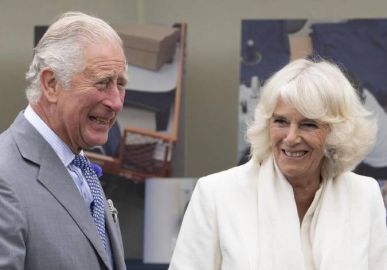 Príncipe Charles e Camilla Parker Bowles desabilitam comentários no <i>Twitter</i> após serem atacados por causa da série <i>The Crown</i>
