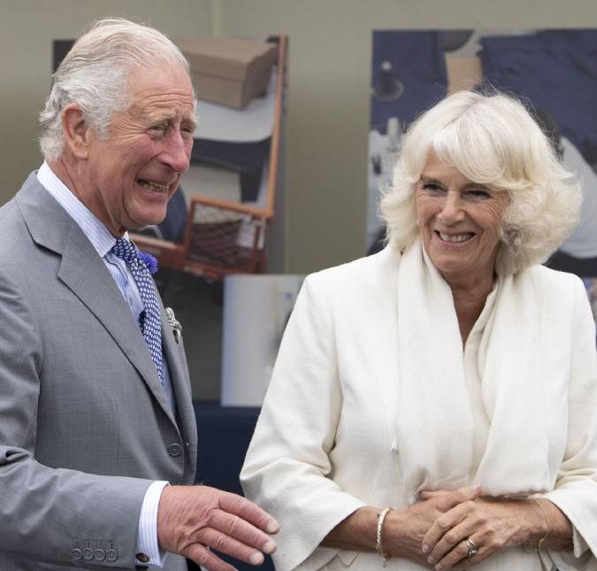 Príncipe Charles e Camilla Parker Bowles desabilitam comentários no <i>Twitter</i> após serem atacados por causa da série <i>The Crown</i>