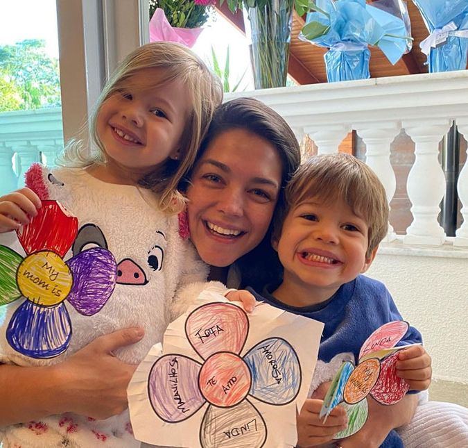 Thais Fersoza, é uma das mamães famosas mais queridinha da internet, e compartilha tanto no Instagram, quanto em seu canal no YouTube, dicas sobre a experiência de se tornar mãe, além das dúvidas que surgem sobre o parto, vitaminas que devem ser tomadas durante a gestação, qual o momento certo de colocar na escola, etc. A esposa de Michel Teló também protagoniza momentos para lá de fofos com Melinda, a primogênita da família que adora sorrir para as fotos, e Teodoro, que nasceu em julho de 2017 e já acumula momentos para lá de fofos com a família. Thais Fersoza, é uma das mamães famosas mais queridinha da internet, e compartilha tanto no Instagram, quanto em seu canal no YouTube, dicas sobre a experiência de se tornar mãe, além das dúvidas que surgem sobre o parto, vitaminas que devem ser tomadas durante a gestação, qual o momento certo de colocar na escola, etc. A esposa de Michel Teló também protagoniza momentos para lá de fofos com Melinda, a primogênita da família que adora sorrir para as fotos, e Teodoro, que nasceu em julho de 2017 e já acumula momentos para lá de fofos com a família.