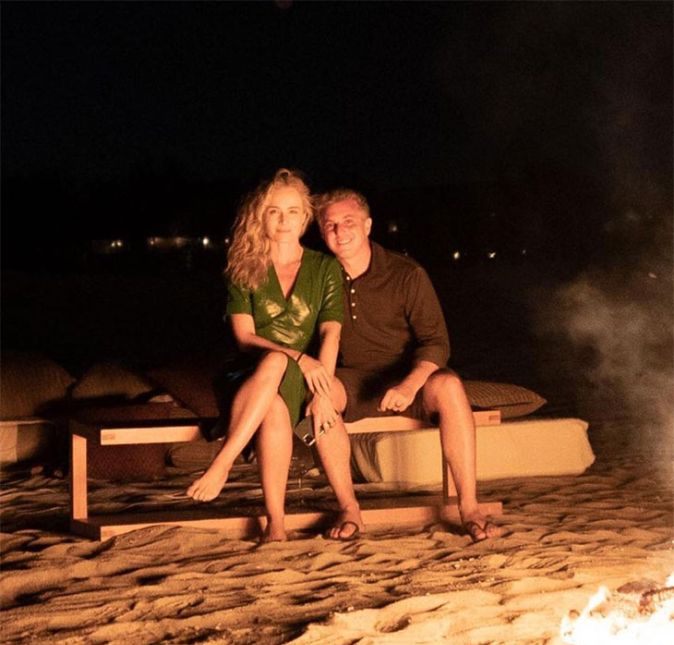 A comemoração também aconteceu recentemente, quando eles celebraram 16 anos juntos. No Instagram, Angélica compartilhou um clique intimista ao lado do marido e caprichou na declaração feita na legenda: Amar é confiar em alguém, estar ao lado de alguém, estar pronto a ouvir com o coração generoso por nenhuma outra razão que não o amor. Nosso encontro é especial, é lindo, é forte #16anos #gratidao te amo bravamente.