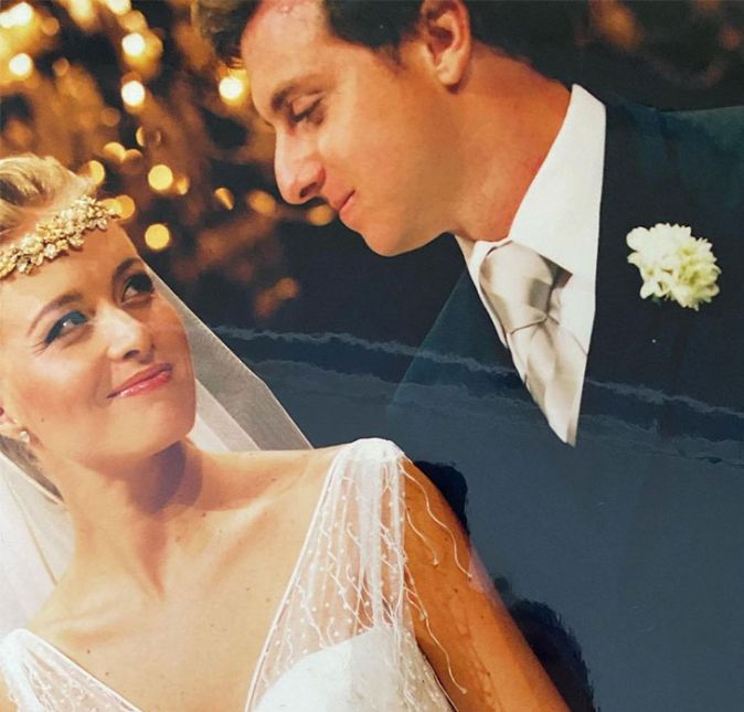 Já Luciano Huck publicou mais fotos do dia do seu casamento com a amada: Esta foto registra a melhor escolha da minha vida; casar com ela. Lá se vão 16 anos, o mundo mudou e eu também. Para mim, a mulher mais incrível, sensata e sensível, inteligente e divertida, talentosa e equilibrada, e a gargalhada mais gostosa do planeta. Ela me faz tão bem, que me ajuda a tentar ser melhor hoje do que eu era ontem. Amor infinito. Muito amor, né?