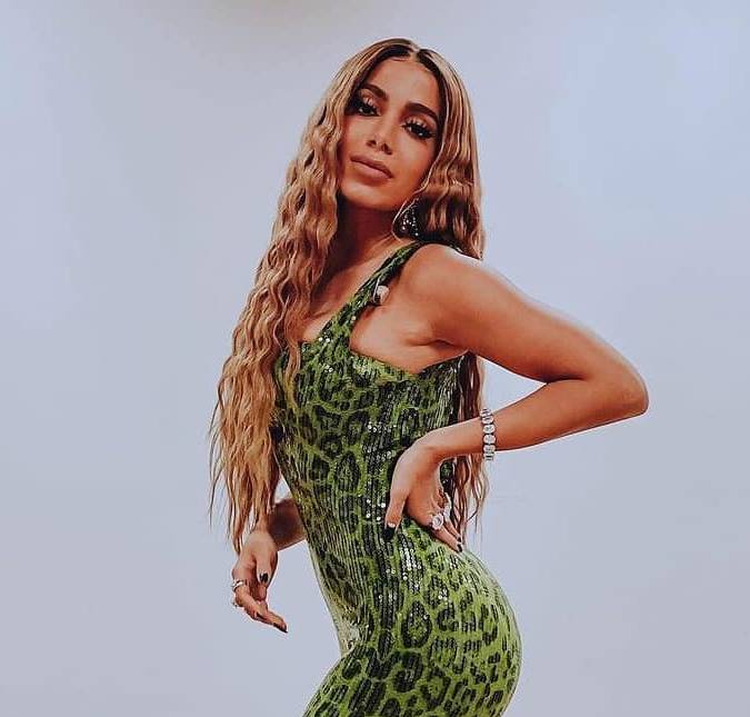 Em festival, Anitta surpreende ao fazer <i>cover</i> de Manu Gavassi e aparece sem querer falando <i>sacanagem</i>; entenda!