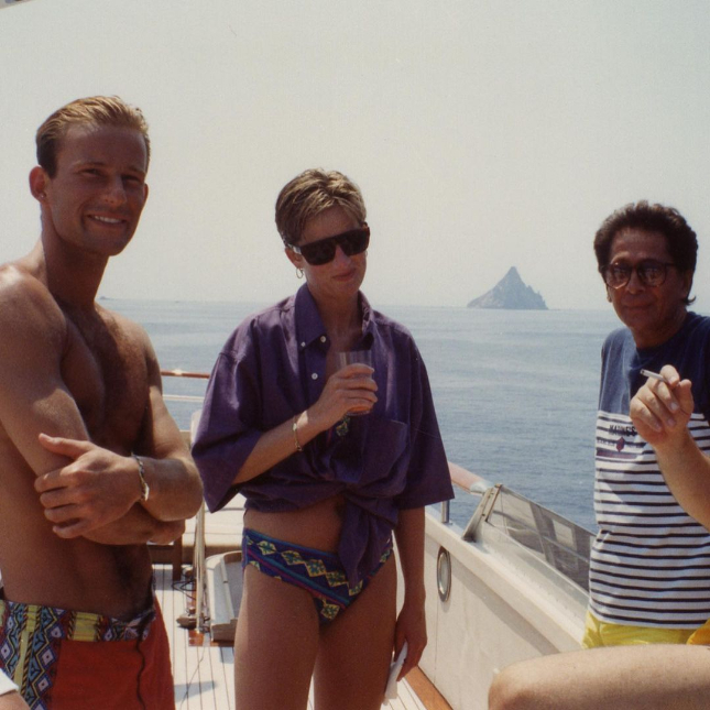 Co-criador da <I>Valentino</I> compartilha foto rara de princesa Diana usando biquíni: <I>Dois momentos da minha amizade com ela</I>