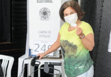 Com a ajuda de um andador, Claudia Rodrigues vai às urnas; veja outras celebridades que foram clicadas durante votação!