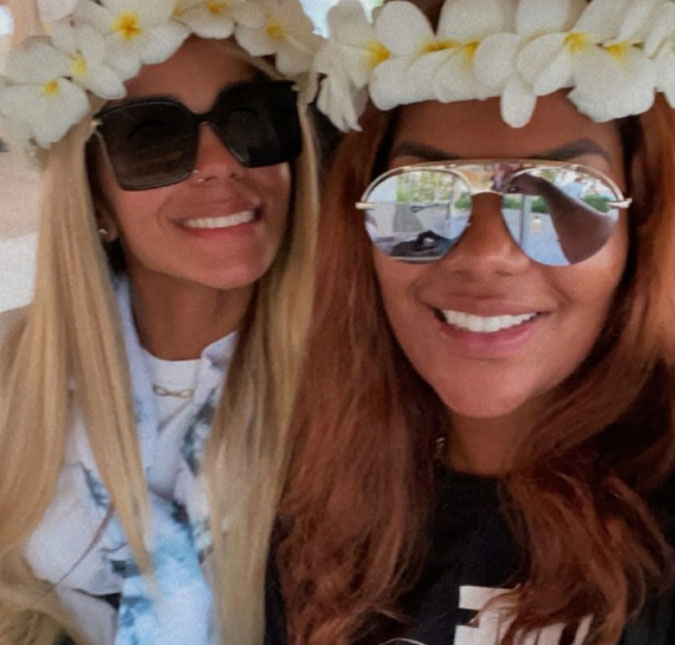 Nas Maldivas, Ludmilla se surpreende com recepção tocando sua música e fã entre os funcionários de hotel