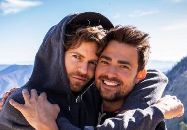Jonathan Bennett, ator de <i>Meninas Malvadas</i>, é pedido em casamento: <i>- Comecei a chorar feio</i>