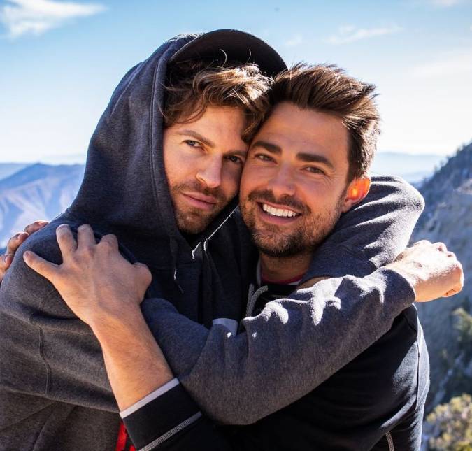 Jonathan Bennett, ator de <i>Meninas Malvadas</i>, é pedido em casamento: <i>- Comecei a chorar feio</i>