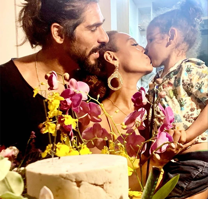 Sheron Menezzes encanta ao publicar foto com a família; veja!