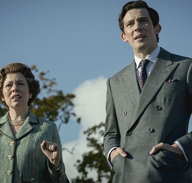 Sim, Charles se envolveu em uma avalanche mortal que tirou a vida de seu amigo, o major Hugh Lindsay, no resort suíço de Klosters em 1988. Apesar de não ter ficado ferido no acidente, ele supostamente se juntou a outros membros do grupo em um esforço frenético para desenterrar Lindsay. Testemunhas disseram que o príncipe parecia perturbado e que estava chorando quando um helicóptero chegou para buscá-lo. Enquanto na série Diana recebe a notícia em Londres, na verdade, ela estava nesta viagem de esqui com o marido. Porém, Lady Di não estava no local naquele dia, já que tinha ficado no chalé alugado pela realeza com a esposa do príncipe Andrew, Sarah Ferguson, que estava grávida na época. Sim, Charles se envolveu em uma avalanche mortal que tirou a vida de seu amigo, o major Hugh Lindsay, no resort suíço de Klosters em 1988. Apesar de não ter ficado ferido no acidente, ele supostamente se juntou a outros membros do grupo em um esforço frenético para desenterrar Lindsay. Testemunhas disseram que o príncipe parecia perturbado e que estava chorando quando um helicóptero chegou para buscá-lo. Enquanto na série Diana recebe a notícia em Londres, na verdade, ela estava nesta viagem de esqui com o marido. Porém, Lady Di não estava no local naquele dia, já que tinha ficado no chalé alugado pela realeza com a esposa do príncipe Andrew, Sarah Ferguson, que estava grávida na época.