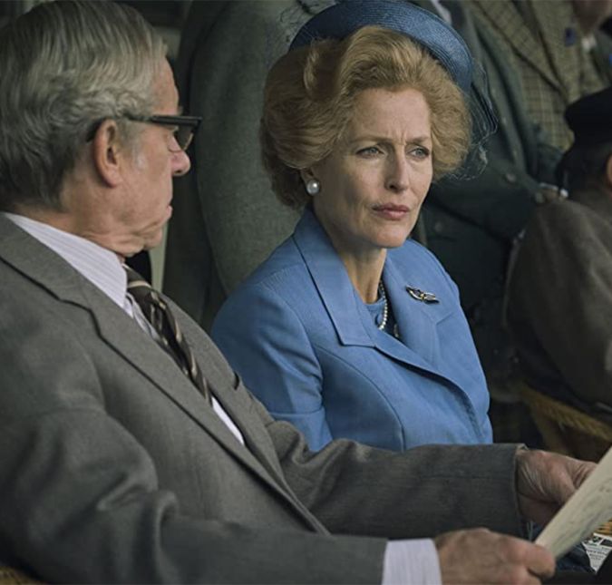 Apesar de terem a mesma idade e serem mulheres em posições de prestígio em um universo dominado por homens, a Rainha Elizabeth II e a Primeira-Ministra Margaret Thatcher realmente não se davam bem. As duas viveram diversos embates ao longo dos anos, mas a relação delas foi melhorando no final do mandato de Thatcher. A rainha até honrou Thatcher com a Ordem do Mérito apenas duas semanas depois de ela renunciar. Apesar de terem a mesma idade e serem mulheres em posições de prestígio em um universo dominado por homens, a Rainha Elizabeth II e a Primeira-Ministra Margaret Thatcher realmente não se davam bem. As duas viveram diversos embates ao longo dos anos, mas a relação delas foi melhorando no final do mandato de Thatcher. A rainha até honrou Thatcher com a Ordem do Mérito apenas duas semanas depois de ela renunciar.