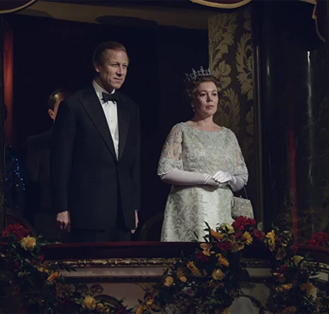 Uma das maiores polêmicas dessa família é o fato da Rainha Elizabeth II e a princesa Margareth terem primas secretas que foram internados em uma instituição de saúde mental. As meninas nasceram em uma época em que crianças com deficiência eram o segredo vergonhoso de uma família. Por isso, todas foram internadas em instituições e acabaram morrendo. A rainha nunca comentou sobre o assunto publicamente. Uma das maiores polêmicas dessa família é o fato da Rainha Elizabeth II e a princesa Margareth terem primas secretas que foram internados em uma instituição de saúde mental. As meninas nasceram em uma época em que crianças com deficiência eram o segredo vergonhoso de uma família. Por isso, todas foram internadas em instituições e acabaram morrendo. A rainha nunca comentou sobre o assunto publicamente.