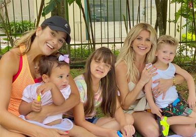 Ticiane Pinheiro leva as filhas Rafaella e Manuella para visitarem Karina Bacchi e Enrico: <I>Matando as saudades</I>