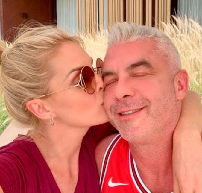 Alexandre Correa, marido da apresentadora Ana Hickmann, usou as redes sociais no dia 10 de novembro de 2020 para contar aos seguidores que estava em tratamento contra um câncer desde outubro no Hospital Albert Einstein, em São Paulo. Em um breve vídeo, o empresário revelou como descobriu o tumor, já em estado de metástase, entre o maxilar e a base do crânio. Desde então, ele compartilhou detalhes de seu tratamento nas redes sociais, inclusive quando foi dado como curado. Alexandre Correa, marido da apresentadora Ana Hickmann, usou as redes sociais no dia 10 de novembro de 2020 para contar aos seguidores que estava em tratamento contra um câncer desde outubro no Hospital Albert Einstein, em São Paulo. Em um breve vídeo, o empresário revelou como descobriu o tumor, já em estado de metástase, entre o maxilar e a base do crânio. Desde então, ele compartilhou detalhes de seu tratamento nas redes sociais, inclusive quando foi dado como curado.