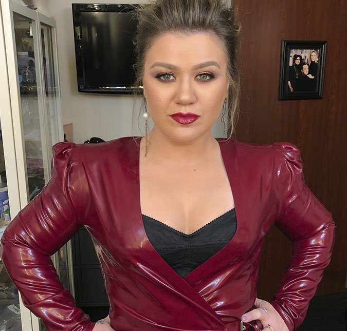 Kelly Clarkson pode ser obrigada a pagar mais de 2 milhões de reais por mês de pensão para ex-marido, diz revista