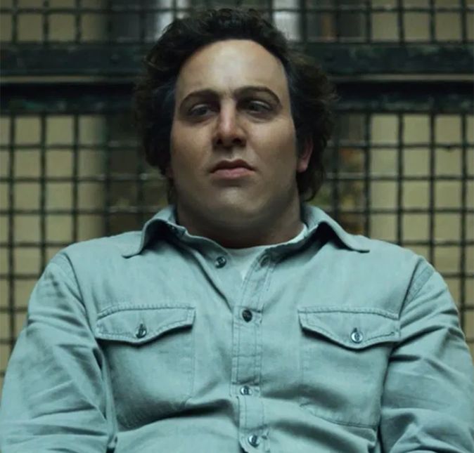 ...E um dos serial killers apresentados em Mindhunter é David Berkowitz, mais conhecido como Filho de Sam. Na época em que estava em atividade, nos anos 70 e 80, David chegou a atacar cerca de 20 pessoas. Ao final, foi condenado por seis homicídios e recebeu uma sentença de 365 anos. E o ator que interpretou este assassino tão compulsivo foi Oliver Cooper. Depois que terminar esta galeria, pode pesquisar: Oliver ficou praticamente idêntico a David! A seguir, veja outros seriados sobre serial killers! ...E um dos serial killers apresentados em Mindhunter é David Berkowitz, mais conhecido como Filho de Sam. Na época em que estava em atividade, nos anos 70 e 80, David chegou a atacar cerca de 20 pessoas. Ao final, foi condenado por seis homicídios e recebeu uma sentença de 365 anos. E o ator que interpretou este assassino tão compulsivo foi Oliver Cooper. Depois que terminar esta galeria, pode pesquisar: Oliver ficou praticamente idêntico a David! A seguir, veja outros seriados sobre serial killers!