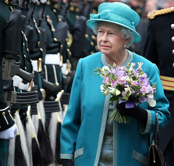 Rainha Elizabeth II não terá prioridade para tomar vacina contra o novo coronavírus, diz jornal