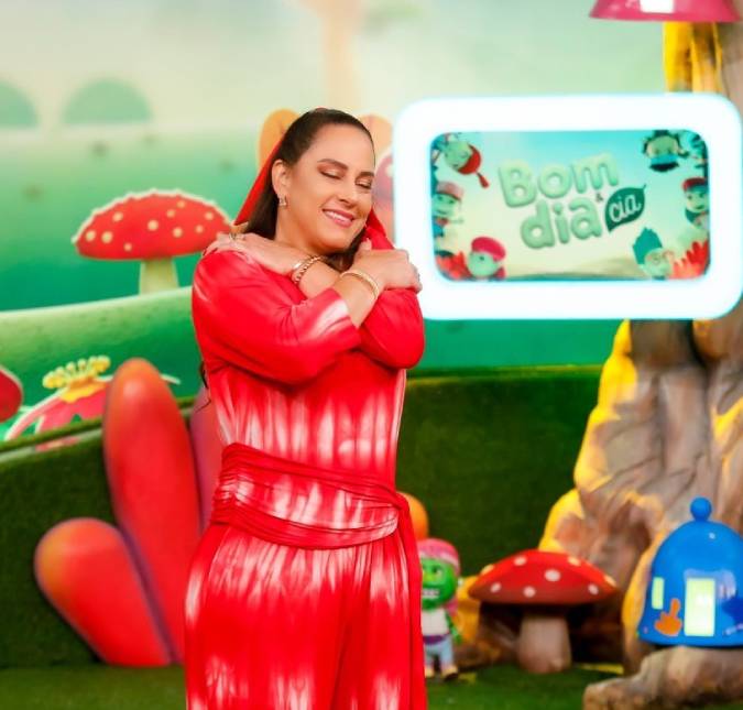 Após queda de cavalo e cirurgia, Silvia Abravanel volta a apresentar o <i>Bom Dia & Cia</i> ao vivo