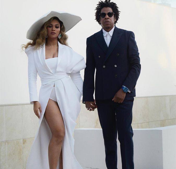 Quando ambos marcaram presença em um jogo de basquete, as caras e bocas de Beyoncé deram o que falar e levantaram especulações sobre uma possível nova crise no casamento dos dois. Isso porque a diva foi flagrada com uma cara um pouco estranha enquanto uma mulher falava com seu marido. A mulher, que depois foi reconhecida como Nicole Curran, esposa do dono de um dos times que estava jogando, estava aparentemente ignorando a musa e falando apenas com o rapper. Tem que ter coragem! Beyoncé é gente como a gente e não conseguiu disfarçar o incômodo. Nicole ainda foi mais afrontosa e fez um post em seu Instagram de uma cena em que aparece ajudando a Queen B a arrumar o seu cabelo. Na legenda ela escreveu: Todos nós devemos ajudar e apoiar uns aos outros. Eita!