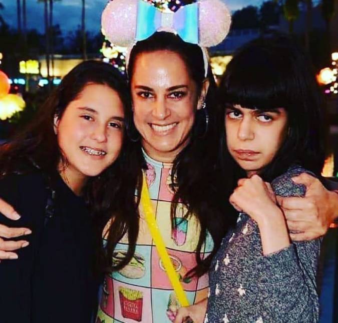Silvia Abravanel faz desabafo e diz que só estará ao lado de pessoas que não desprezam suas filhas: <i>Me valorizando</i>