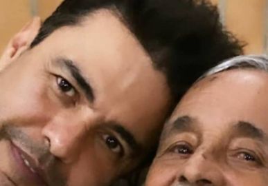 Zezé Di Camargo chora e se emociona em missa de sétimo dia do pai, Seu Francisco