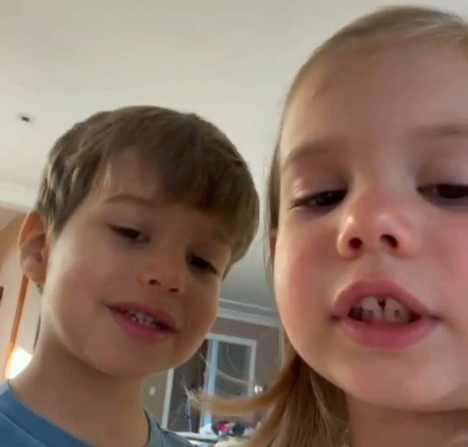 Michel Teló mostra filhos cantando e diz que suas novas músicas emocionaram os pequenos: <i>- Melinda estava com o olho cheio de lágrimas, e Teodoro me abraçou e chorou</i>