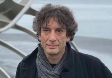 Na <i>CCXP</i>, Neil Gaiman dá detalhes sobre a série de <i>Sandman</i> e declara seu amor ao Brasil: <i>- Tem sido muito frustrante não conseguir voltar ainda</i>