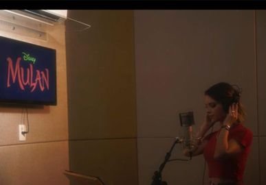 Após 22 anos, Sandy volta a gravar canção para o filme <i>Mulan</i> e <i>web</i> vai ao delírio, assista!