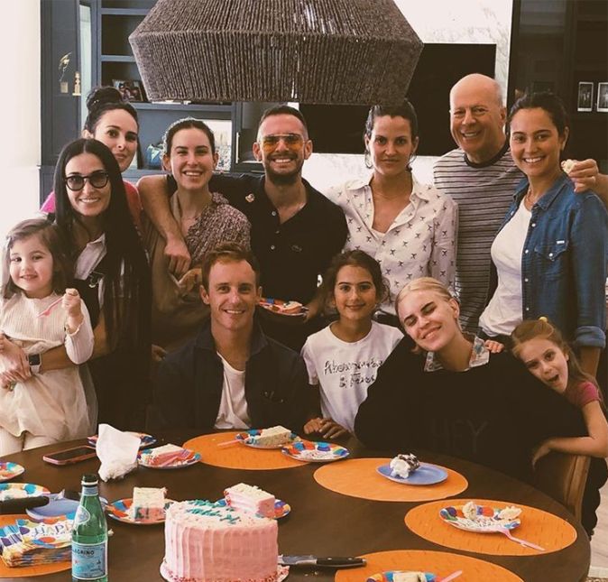 Bruce Willis raramente aparece ao lado da família - isso porque, muitas vezes deve ser difícil reunir todas as cinco filhas do ator. No entanto, a quarentena parece ter reaproximado essa galera, que está se encontrando com muito mais frequência neste período! Bruce é pai de Scout, Tallulah, Rumer, Mabel e Evelyn. As três primeiras são frutos do relacionamento do galã com Demi Moore, com quem foi casado de 1987 e 2000. Já as duas últimas, caçulinhas, são da relação do ator com a modelo e atual esposa, Emma Heming.