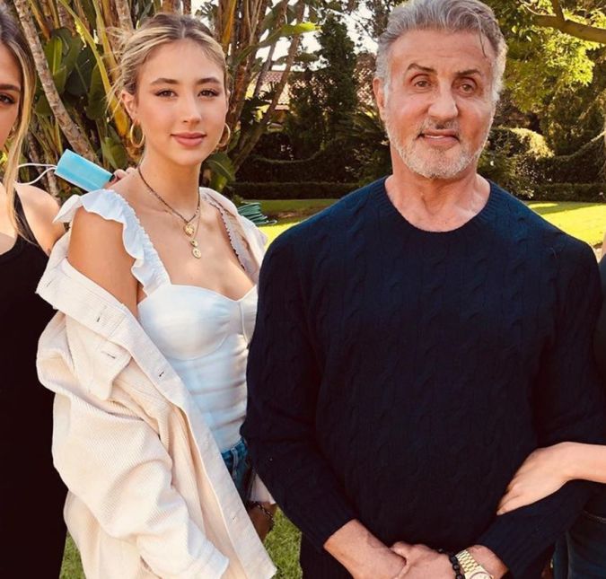 Sylvester Stallone é casado há mais de 20 anos com a modelo Jennifer Flavin, e com tela teve três filhas: Sistine Rose Stallone, Sophia Rose Stallone e Scarlet Rose Stallone, que aparecem acima. Anteriormente, o ator foi casado com a fotógrafa Sasha Czack, com quem teve dois filhos: Sage Stallone, que morreu em 2012 aos 36 anos de idade vítima de uma parada cardíaca, e Seargeoh Stallone, que nasceu autista e não é muito mencionado pela família.
