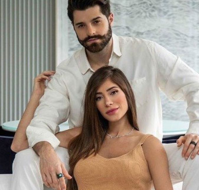 Mas se for para falar de pedido inusitado mesmo, o pedido de Alok pode ser considerado um dos mais criativos. Isso porque, o DJ trollo Romana Novais. Quando estávamos de férias, pedi Romana em casamento, mas enquanto caminhava para ela, acabei deixando cair a caixa de papel com os anéis no mar. Eu estava apreensivo e Romana não acreditou no que tinha acontecido. Então eu fui até ela e mostrei a caixa real. Ela disse sim. E desde então, nossa história mudou muito, contou ele, lembrando como havia sido o pedido feito durante um passeio de barco. Já imaginou perder a aliança no mar? Mas se for para falar de pedido inusitado mesmo, o pedido de Alok pode ser considerado um dos mais criativos. Isso porque, o DJ trollo Romana Novais. Quando estávamos de férias, pedi Romana em casamento, mas enquanto caminhava para ela, acabei deixando cair a caixa de papel com os anéis no mar. Eu estava apreensivo e Romana não acreditou no que tinha acontecido. Então eu fui até ela e mostrei a caixa real. Ela disse sim. E desde então, nossa história mudou muito, contou ele, lembrando como havia sido o pedido feito durante um passeio de barco. Já imaginou perder a aliança no mar?