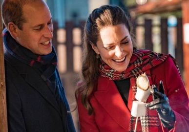 Em viagem com Kate Middleton, príncipe William assa - e queima - <i>marshmallow</i> após se distrair em conversa!