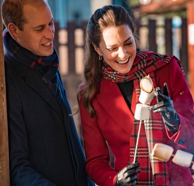 Em viagem com Kate Middleton, príncipe William assa - e queima - <i>marshmallow</i> após se distrair em conversa!
