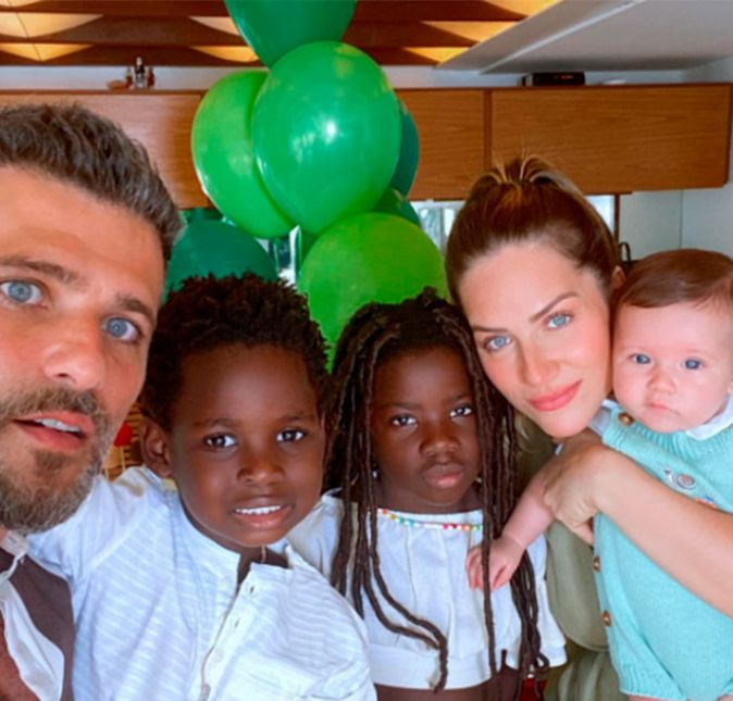 Há cinco meses, a família de Giovanna Ewbank e Bruno Gagliasso aumentou! Realizado, o casal está compartilhando com os seguidores diversos momentos mostrando um pouquinho mais de seus três filhos. Na foto acima, a família apareceu em foto reunida pela primeira vez para celebrar o mesversário do caçula, que ganhou uma festinha íntima com o tema fazenda.